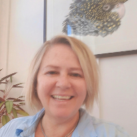 Ms Karen Lee Isbister