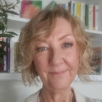 Ms Jane Holloway