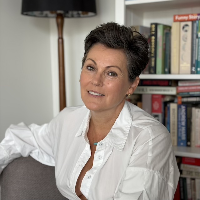 Ms Julie Smith